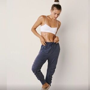 FREE PEOPLE pants MOVEMENT HOT SHOT SHIRRED workout yoga stretch small NEW